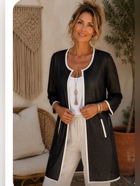 Joseph Ribkoff Black + White Vented Jacket . $65, Size 8, sleeve 24”,33” length